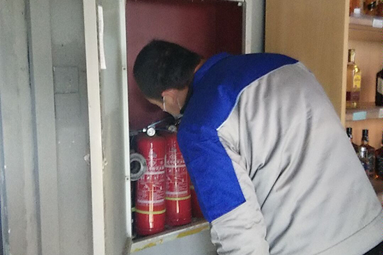 億杰員工消防維保工作中